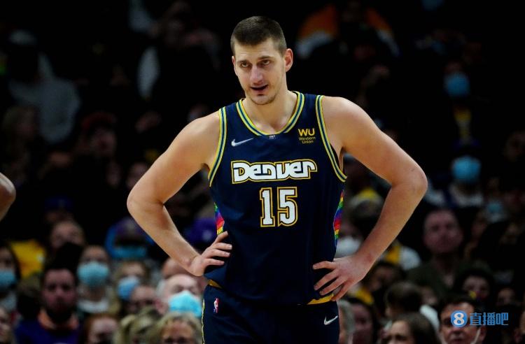 老詹赛后和库里、格林交流交流.