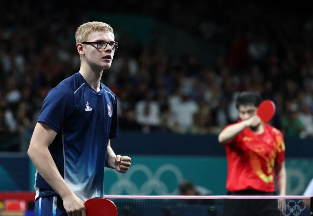 2-0领先遭对手连扳4局！薛飞2-4不敌篠塚大登 遭遇首轮游